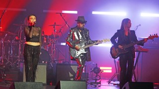 Dave Stewart with Kaya Stewart, left, and Julia Lamb